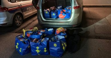 AUSTRIA: Trei români au umplut 14 sacoșe de cumpărături până la refuz și au plecat fără să plătească