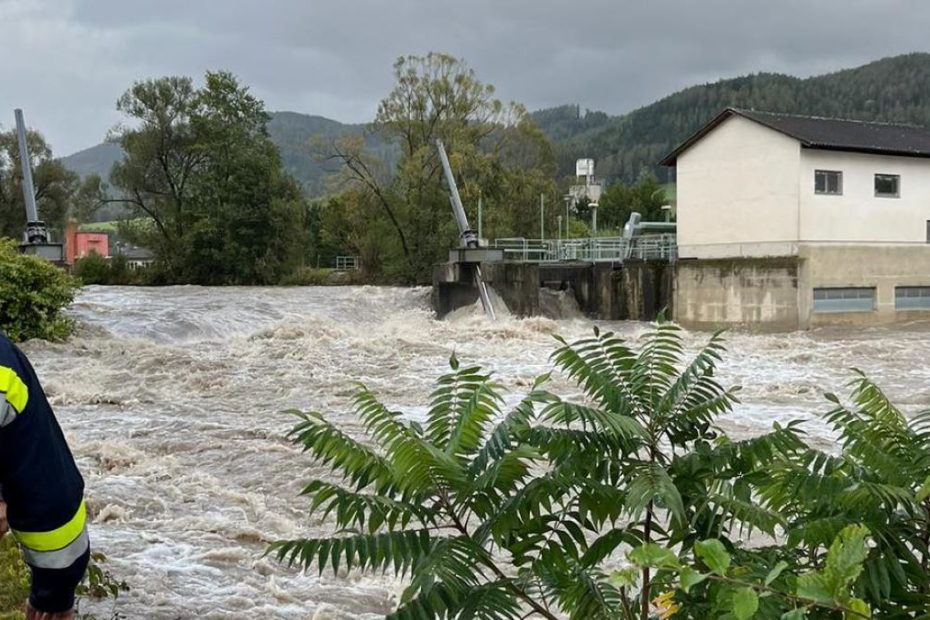 Atenţionare de călătorie pentru Austria! Cod roşu de inundaţii şi alunecări de teren