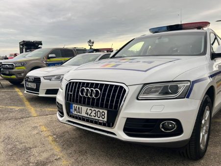 Sirena și girofarul nu te scapă de amendă. Doi polițiști, amendați